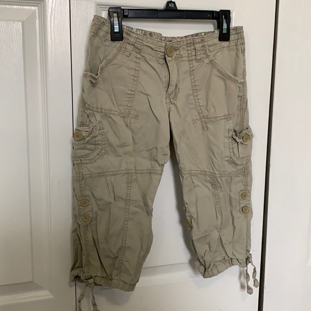 Kaki girl shorts with an adjustable waistband